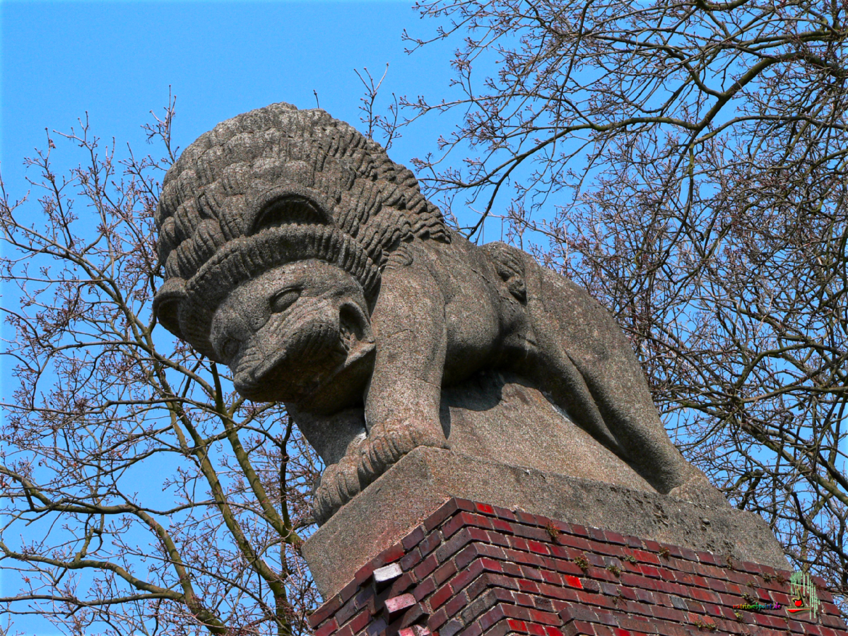PORTAL LÖWE SÄULE